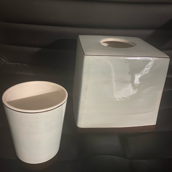 Kassatex Fine Porcelain Cup & Tissue Holder Light sky blue with brown trim - Picture 9 of 11